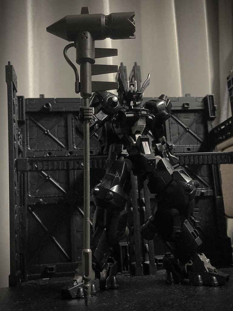 〜武装2〜マイニングハンマー採掘技術を応用した先端部の回転機構によって、比較的軽量ながらも高い破壊力を実現している。