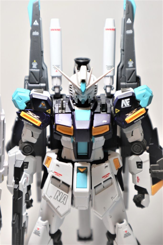 塗装は缶スプレーで。白&グレーは一部を除いて成型色のままです。もともとは「ガンダムブレイカーモバイル」を楽しみながら満足していたのですが,サービス終了に伴い「リアル版」にも手を出し始めた感じです。今後もマイペースで投稿できたらと考えています。ご感想など,頂けたら幸いです。よろしくお願いいたします。