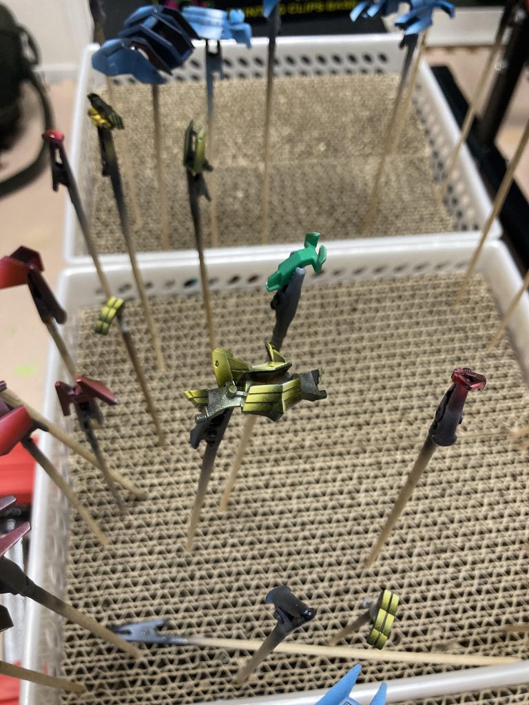 下地に明暗を付けて塗っています。