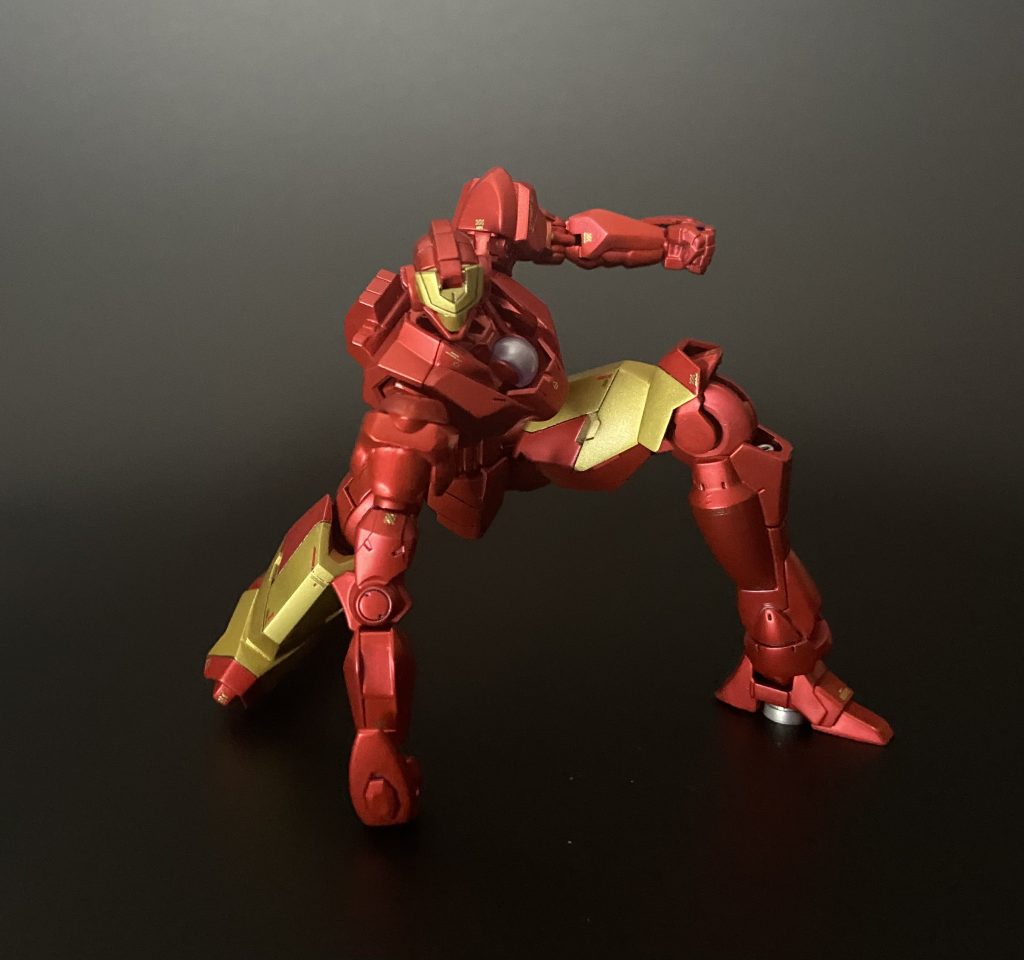 定番のスーパーヒーロー着地!手を延長するなどして、綺麗なスーパーヒーロー着地ができるようにこだわっています。