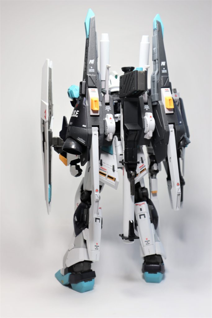 バックショット。シルヴァ・バレトからバックパックとシールドを拝借しました。RGの素体に合うように,角モールドやダクト,プラ板を貼って,スジボリ追加+色分けで情報量を増やしました。デカールは貼りたい場所に貼りたいように。(ファンネル用のデカールがいろいろな場所に…。)