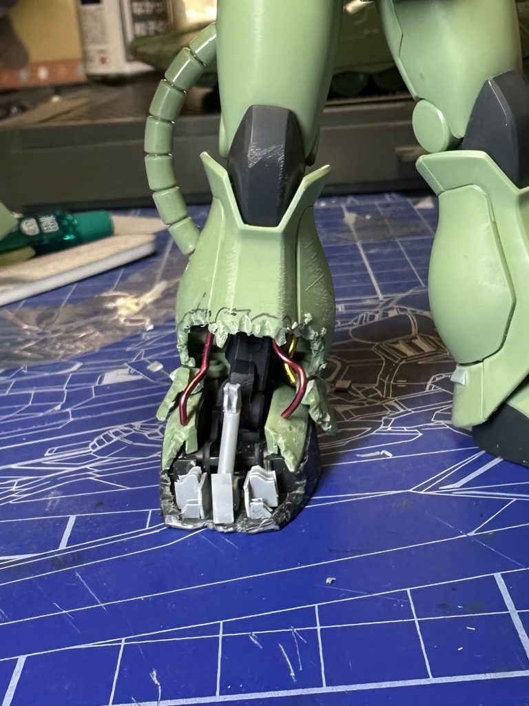 被弾箇所はニッパーで荒く切り出してリューターでそれっぽく整形。内部はアニメ本編を参照してプラ板や針金でスクラッチしました!