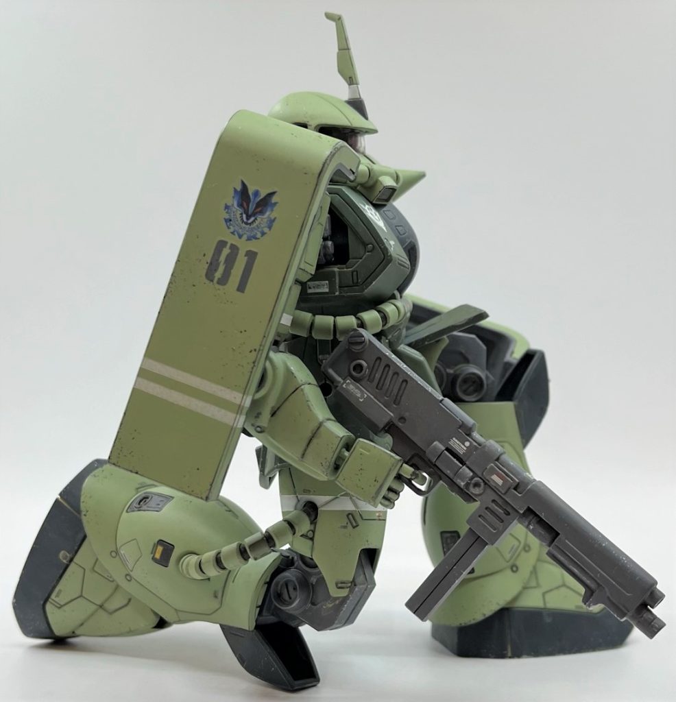 塗装はクレオスのガンダムカラースプレーのMSグリーンとディープグリーンです。この2色は個人的には理想的なザク色で、私の制作物のザク色は基本すべてこの色で塗っています。基本塗装してデカール貼ってつや消しクリア吹いた後、いつものように下記ウェザリング工程で仕上げました。・スミ入れ(モールド強調)・クレオスウェザリングカラー全体塗布(砂汚れ表現)・ドライブラシ(エッジ強調&金属表現)・スポンジチッピング(使用感演出)このウェザリング工程は結構な制作数やってきてだいぶ板についてきた感がありますが、逆にマンネリして飽きてきたので、そろそろ新しい手法にチャレンジしてステップアップを目指したい今日この頃です。でもこの工程は「簡単、安価、それなりに見栄えする」でバランスが良いので、パワーとお金を掛けて新しい手法を開拓する気がなかなか起きないんですよね(苦笑)