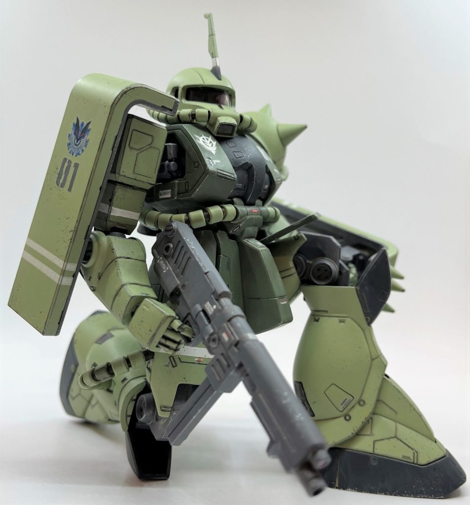 MG1.0の可動範囲を改造して、このしゃがみポーズを実現するのは大工事になると判断したので、早々に最低限の加工で済む固定ポーズでいこうと方針を決めて制作を進めました。とりあえずひたすら見えない部分を切った貼ったして、なんとかしゃがませることができました。やってみて気づきましたが、CGは死角部で構造的に結構な「嘘」をついており、実際の形状にすると非常に苦しく、ほぼ破綻している箇所が出てきます。アニメのポーズ再現でも同じような事がありますよね。