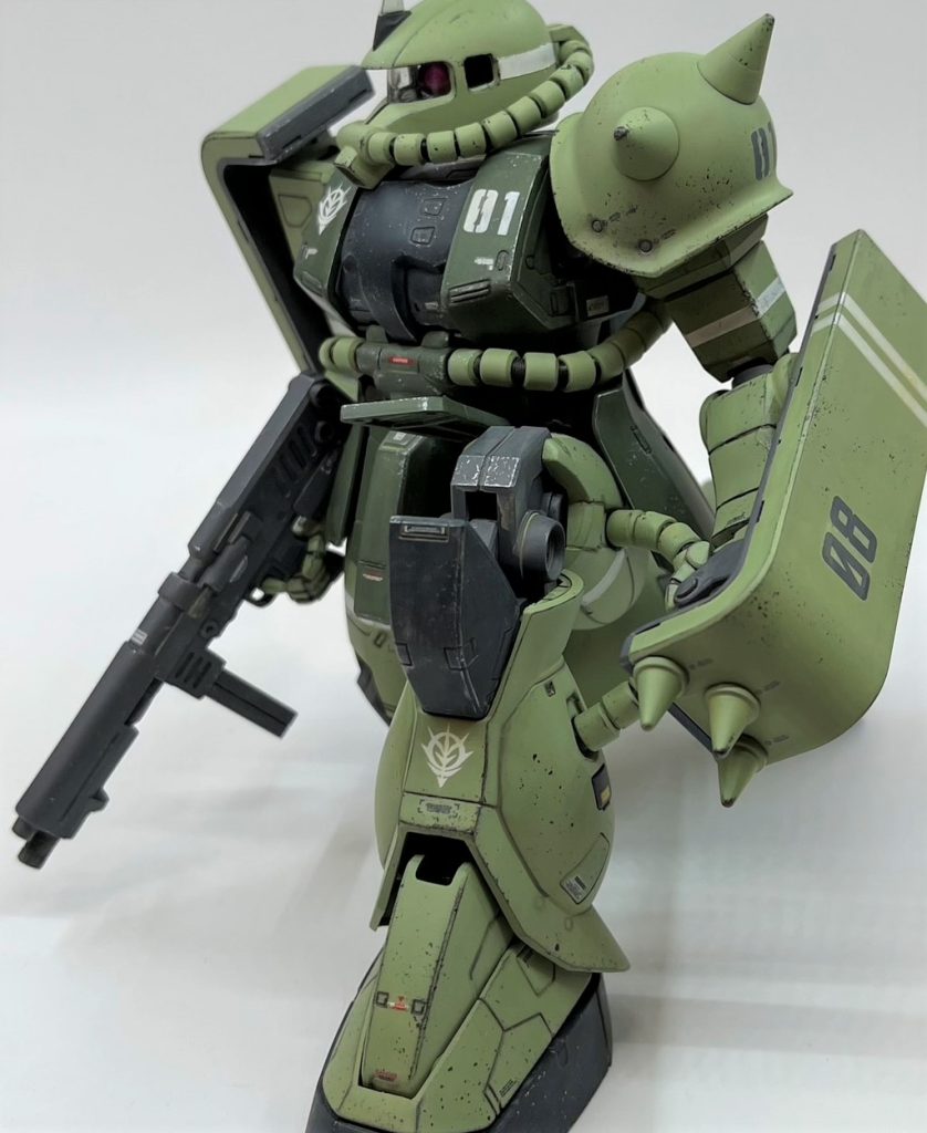 主に大工事を施したのは左足と左腰アーマー部です。腿を大きく上げられるよう付け根を削りまくり、腰アーマーは干渉しない位置で、かつ自然に見える配置で瞬着で固定しました。この腰アーマーのやりくりが非常に難しかったです。。