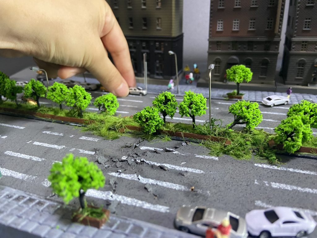 市街地ジオラマ作成に初挑戦しました。いくつか心残りはありますが、なんとか形にしました。ガンプラバトルのステージという設定です😆スケール感は手と比べていただければと思います。