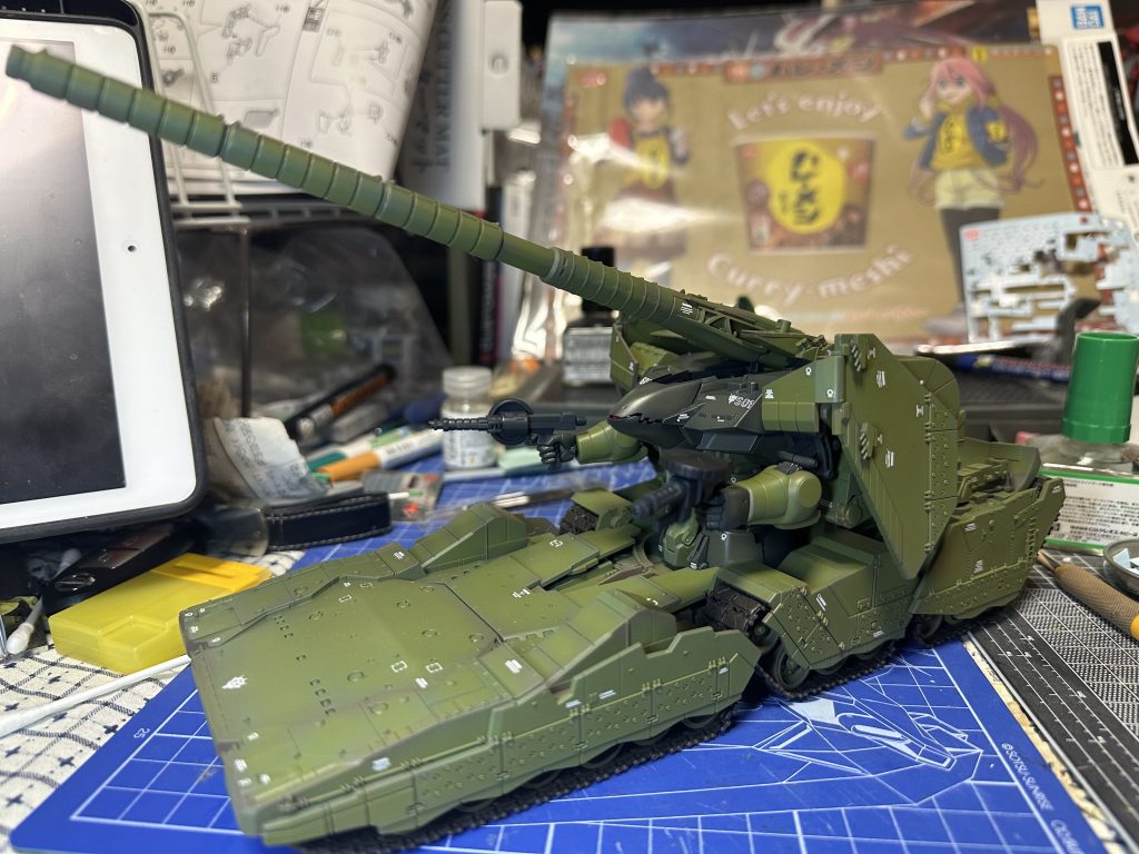 ヒルドルブはオキサイドレッドから立ち上げてNATOグリーンでグラデーション。ミリタリーっぽさ出せてるでしょうか?