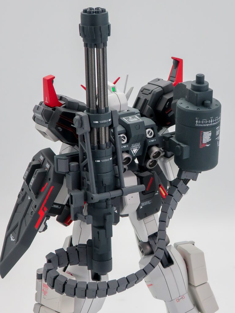 ケーブルの取り回しが難しい背面ショットです。ガトリングはもっと塗分けできればよかったです。