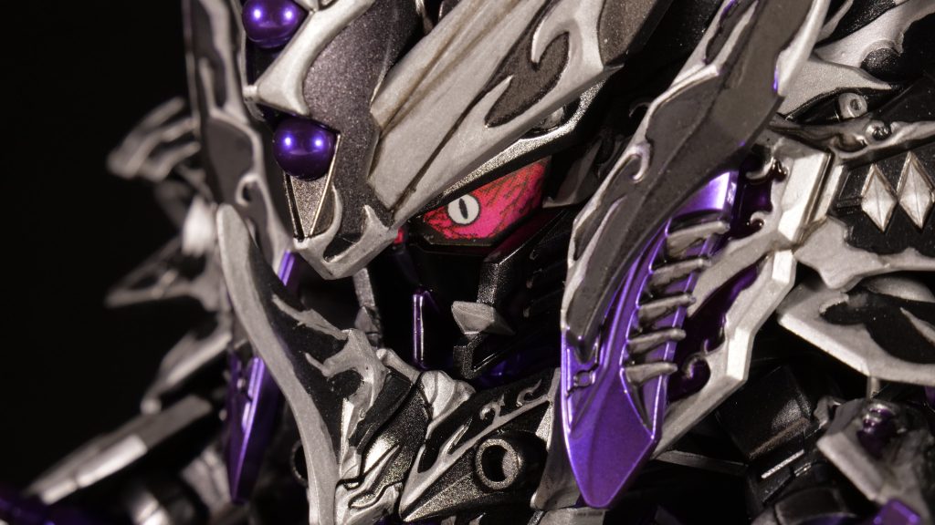 今回のチャームポイントは血走った瞳と、写真じゃわかりにくいベースのガンメタをスモークグレーとクリアパープルで抑えた絶妙に気付かない塗装です。ガンメタのギラつきがエグ味となってたので抑えました。