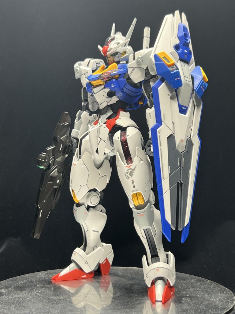 フルメカ　エアリアル完成しました！RGっぽく白の装甲をキャラクターホワイト、灰色9号、明灰白色の3色で塗り分け。青はキャラクターブルーとインディーブルーでマスキングはせず、全てパーツで分割されている部分を缶スプレーで塗装。デカールはラインは付属のシールで、その他はHGのものを使用してます😆