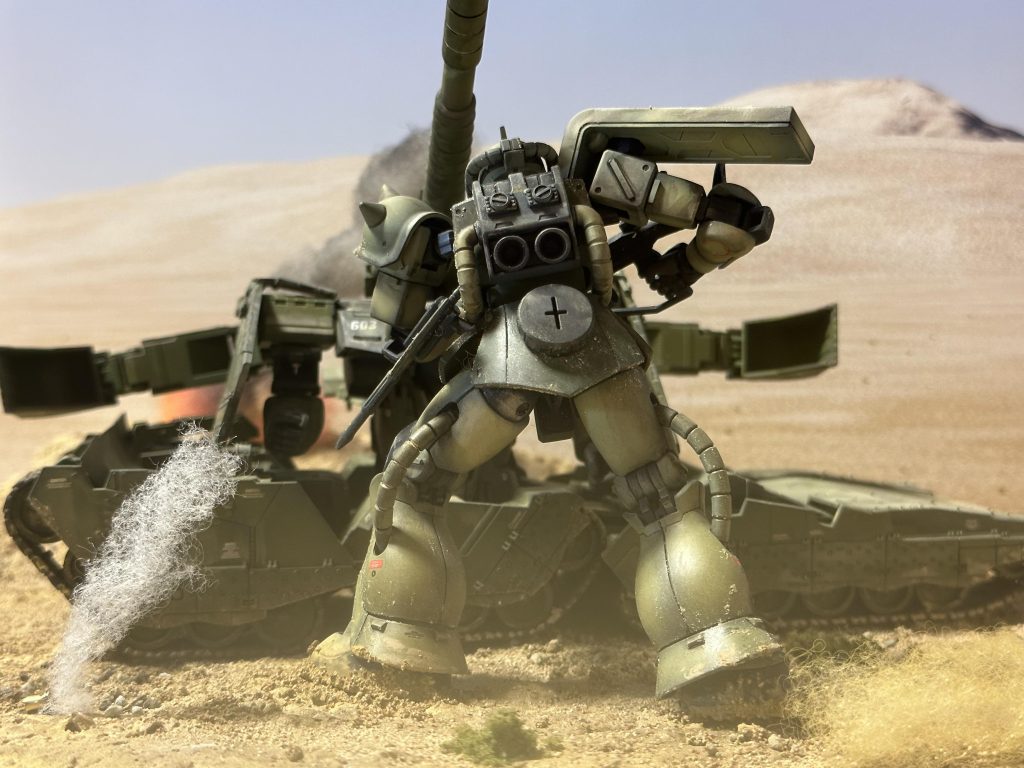 ザク、ヒルドルブはグラデーション塗装。ジオラマも作成し、爆煙も綿で再現してます。