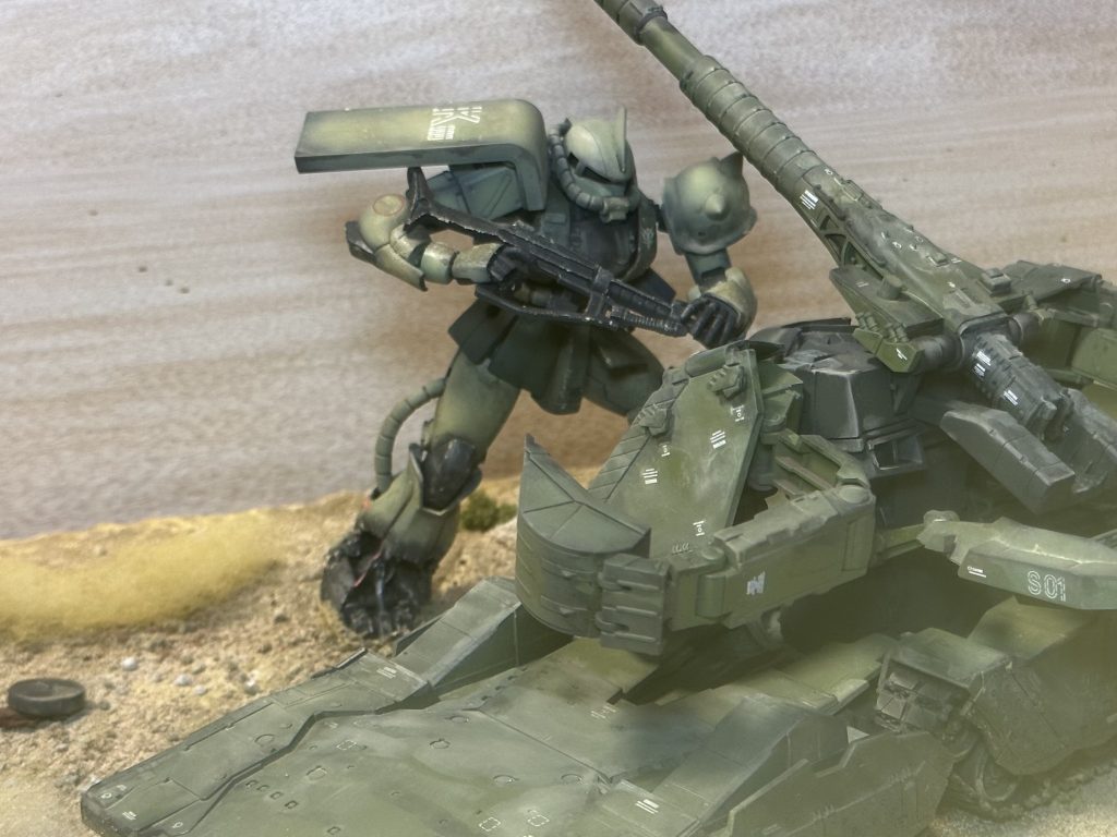 ザクの左足は作中で被弾しているのでダメージ加工してます