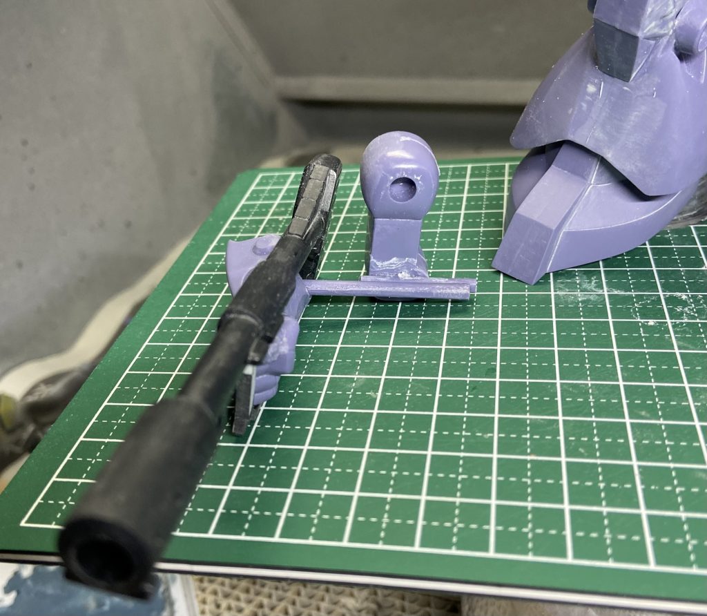 バズーカを構えた右腕の謎構造。一応繋がってますw