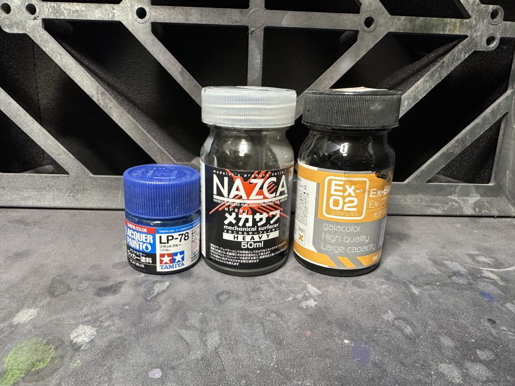 もっとも心がけたのは、ホワイト部分のグラデーション。作中のダークヒーロー（？）感を出すために下地はメカサフにブルーを足して色味調整したブルーグレーを作成