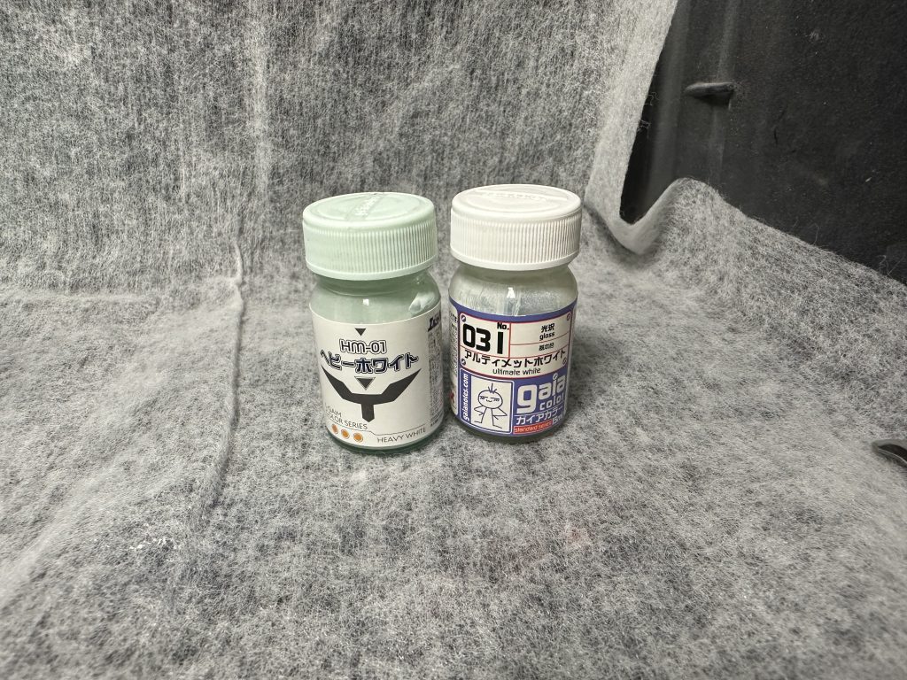 そして上塗りがヘビーホワイトを色味調整したもの