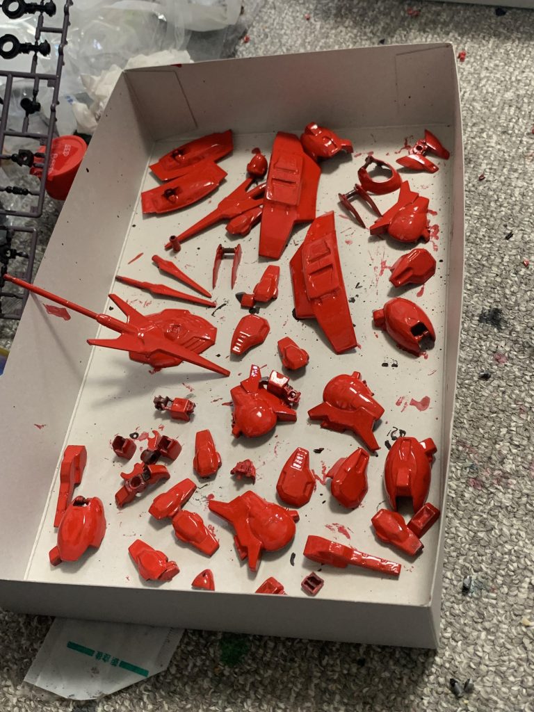 今回は茶色ベースに緋色を塗装してその上からタミヤのピュアレッドを塗装赤いカラーを最大限に生かすために、入念に塗装しました