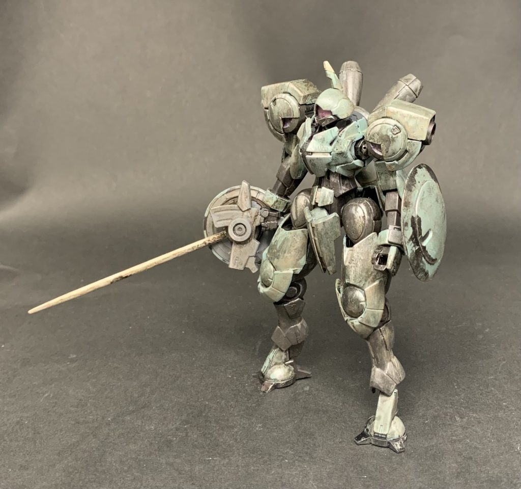 ハインドリーは比較的パーツ数も少なく、水星の魔女キットということもありサクサク作成できました。しかし、その分ウェザリングとかで手を抜きたくなく、まずアクリルベースの黒で汚し、ラッカーのシルバーで汚れの輪郭を作ってから黒と白茶のウェザリングカラーで塗装