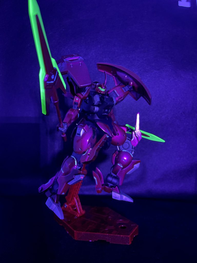 目とビーム部分は蛍光塗料で仕上げて光るようにしました。とてもカッコいいです!