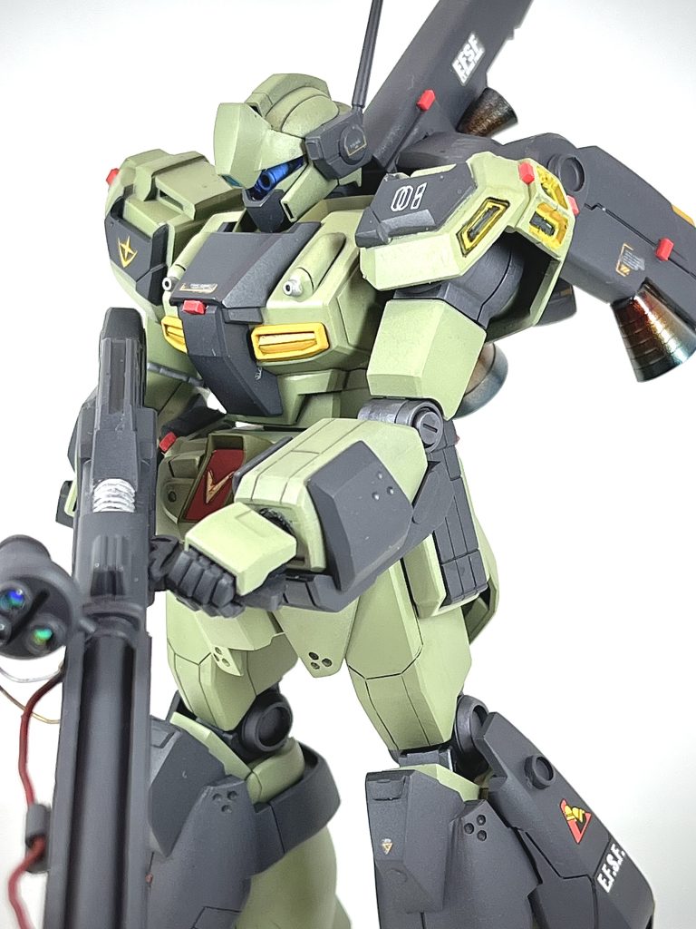 ハイメガランチャーはSDサザビーのビームショットライフルに自作の延長バレルを追加しました。さらにケーブルとレドーム追加してそれっぽくしました。それとレジンでバズーカの取っ手を複製してハイメガランチャーにも取り付け。