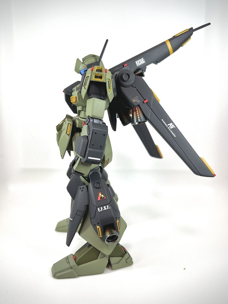 左正面です。バーニアは焼き色にしました。膝のグレネード装甲にプラ板貼り付けてドリルでモールド作成して。