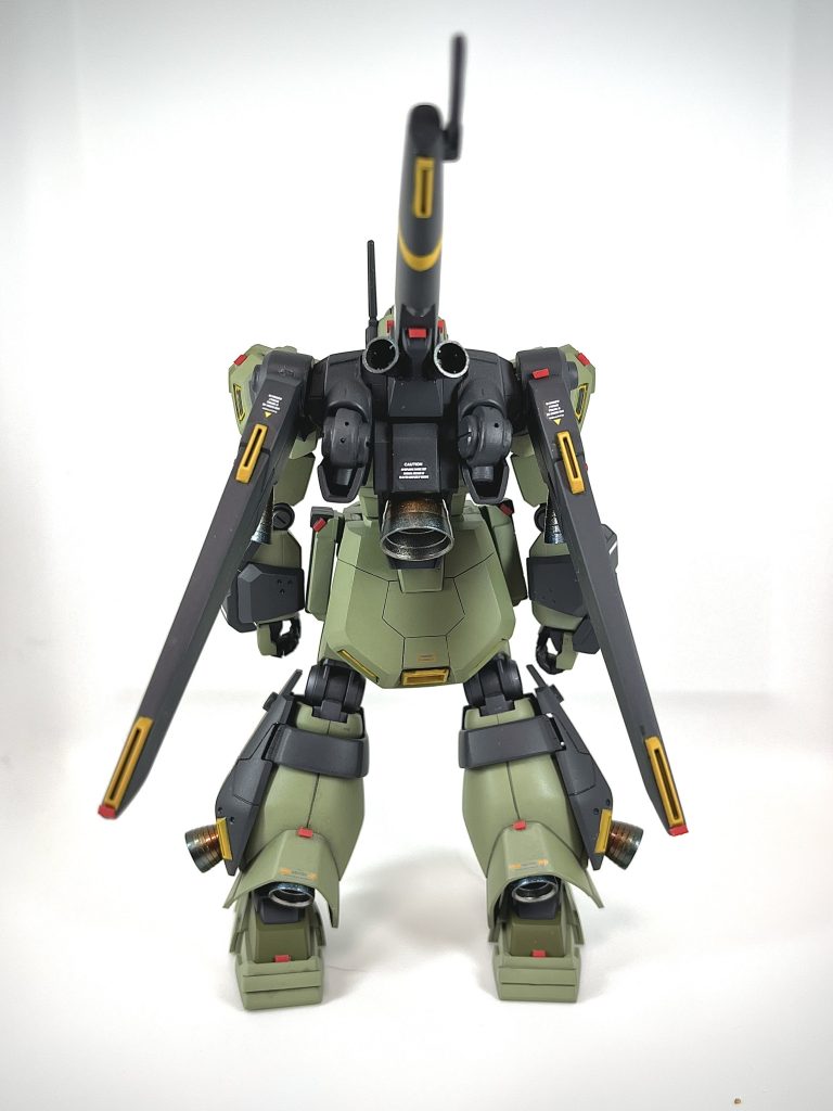 背中のスタビライザーに小型バーニアを2個追加。バインダーにそれぞれバーニア追加。バーニアの方向を全て同じにする事で可変機並みの加速が可能になると言う脳内設定です。インコムは角度をつけられる様にと何箇所も穴を開けました‥‥が、穴目立つなぁ‥‥