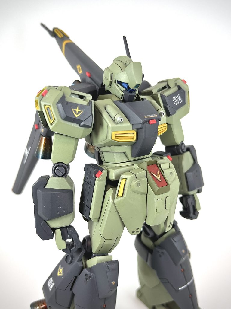 バイザーの中のカメラをタミヤのフラットアルミで塗ってみました。思ったよりバイザーからも良く見えてやって良かったと思います。難しかったのは肩のインテーク。筆でフラットイエローを塗り塗りしましたが、まぁー色が載らねぇ。世の筆塗り全塗装ニキ達は本当に尊敬します。どうやってムラなく綺麗に塗ってるんだろ?