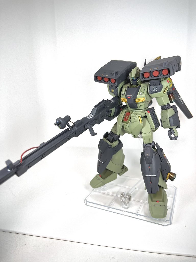 一応肩ミサイルも取り付けられます。ですが、取り付けると肩の可動がしにます。なので、遠距離からミサイルを発射した後は、パージして戦う設定です。