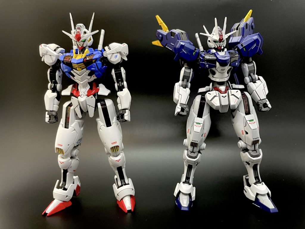 Beforeを撮り忘れてしまったのでエアリアルとの比較です。かなり下半身の太さが強調されていて、イメージ通りスリム感を無くすことができました。エアリアルはスリムなので、横に並べると全くの別物ですね。改修箇所は以下となります。・アニメイメージの表情になるようにツインアイ周りを彫り込み・サイドアンテナを延長(ちょっとやりすぎました…)・肩の付け根パーツをエアリアルのものに変更し、肩の付け根位置を上に変更・腕の付け根にプラパイプ1mm、上腕にプラ板1mmで腕を延長。・フロントアーマーをプラ板で厚み増し・サイドアーマーの横にプラ板を貼り厚み増し・脚の付け根の縦横にプラパイプ2mmを噛ませて、よりガニ股かつ脚が長く見えるように改修。