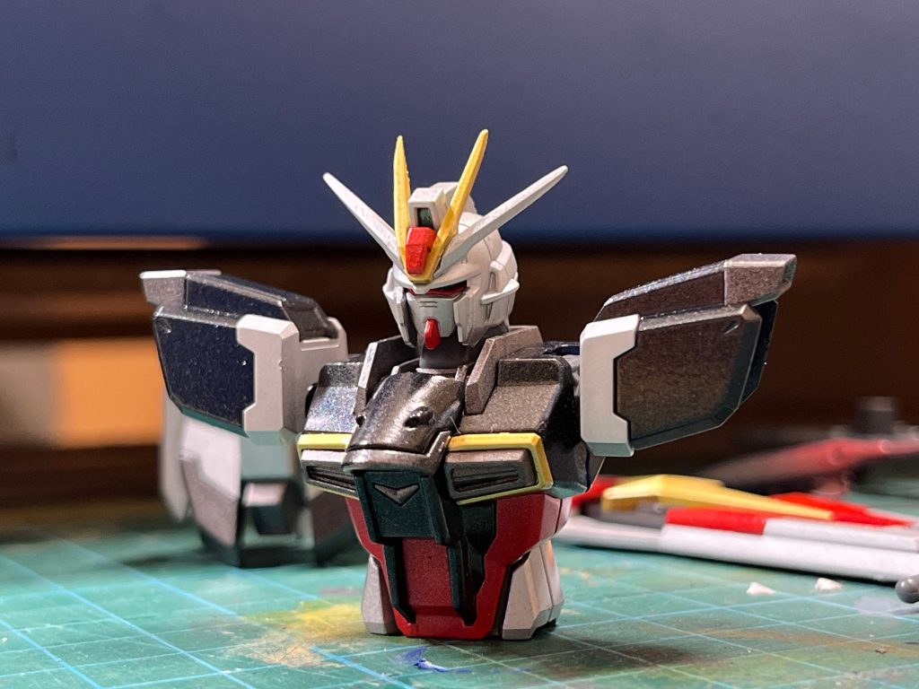 制作途中の写真がほとんどありませんが...とりあえずバストだけの画像です黒い部分はタミヤのメタリックブラック白部分はタミヤのシルバーリーフガンメタ部はタミヤのガンメタル赤い部分はガンダムマーカーエアブラシのレッドを吹いた上からタミヤのメタリックレッドゴールド部は成型色の黄色を少し出してタミヤのゴールドを使ってます!