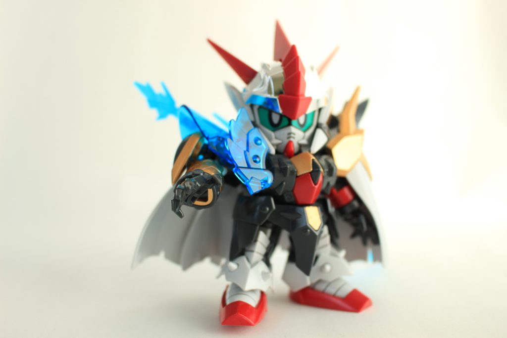 作ってみたらキットがめちゃくちゃかっこいいので、部分塗装と墨入れと光沢トップコートのみ。赤色はメタリックレッドを縫ってますが、あんまりメタリック感が伝わらない…