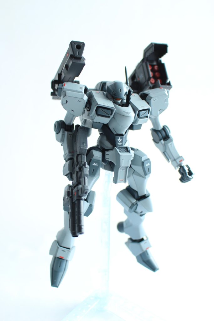 ザウォートヘヴィのミリタリー感を強くしたくて、戦闘機カラーで塗りなおしてみましたが、ただのザウォートになった気がします。腿や腰などは適当なパーツを持ってきました。でかいミサイルポッドやごつい銃はカスタムパーツです。