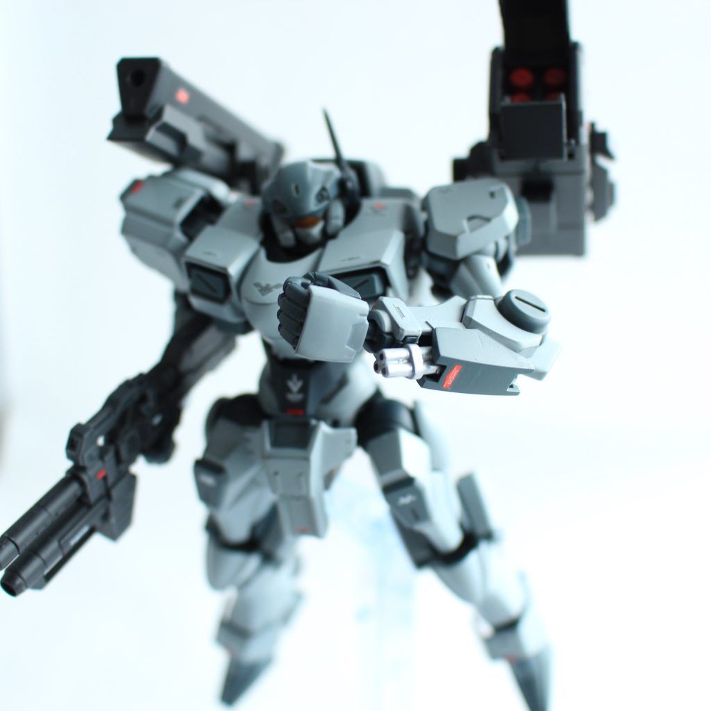 左腕にはジャンクパーツで作ったガトリングを装備。