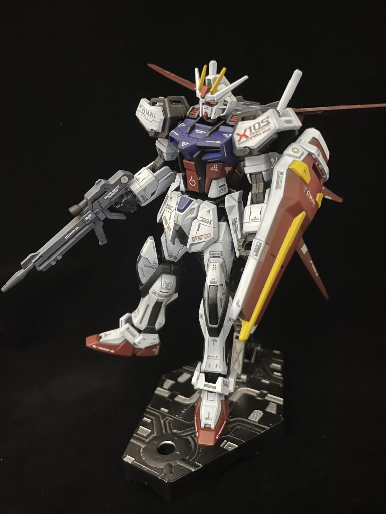 グラデーションは写真だと分かりづらい上にデカールモリモリでわかりづらくなってしまいました。追加したスジ彫りも近くでみたら悲惨なので写真のマジックで誤魔化しています。