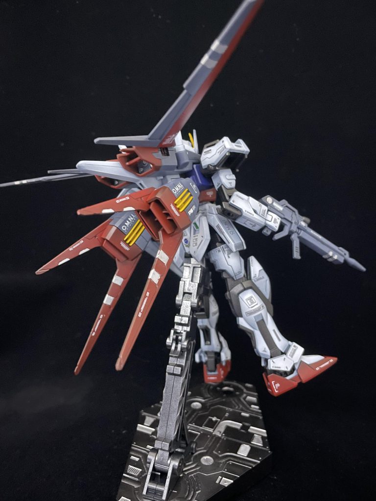 エールストライカーはRGっぽくするイメージで彫ったり、バーニア部にメタルパーツを追加しました。それにしてもEGはこの値段で素晴らしい出来です！頭のパーツ分けには感動しました。余ったパーツの消化や塗装スジ彫りの練習にはもってこいだなと思ったので次回別の機体も作りたいですね。