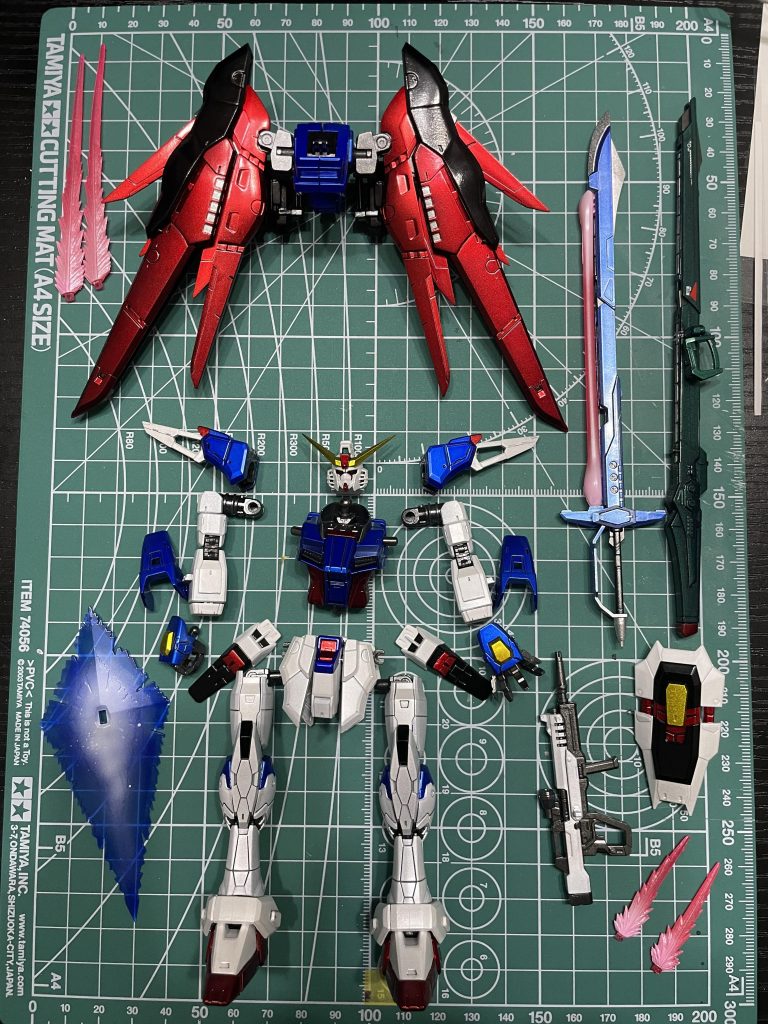 実は光沢キャンディ塗装で仕上げるつもりでしたが、翼のテカテカがちょっと強烈すぎるかなと思ってつや消しにしました。つや消しを吹く前の状態が残っている写真ですが、どっちが良かったでしょうか？