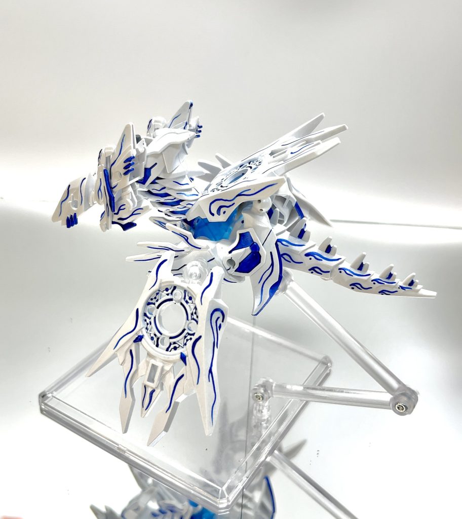 案外クジラっぽさが出たかなと？青の模様は水性のスーパーシャインシルバーに青を混ぜているので手書きしたあと綿棒で修正しながら書きすすめています。