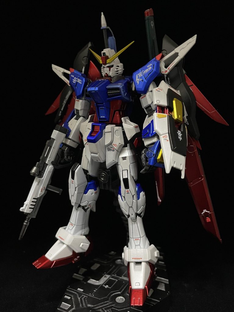 今回は改修箇所はないので使った塗料書きます。全体的にはとにかくアニメのイメージを損なわないテイストにしてみました。・白部分 ガイアノーツ サーフェイサーEVO→ガイアノーツ Exホワイト→ガイアノーツ パールシルバー・グレー部分 ガイアノーツ サーフェイサーEVOブラック→ガイアノーツ Exホワイト→ガイアノーツ パールシルバー・赤部分 ガイアノーツ Exブラック→ガイアノーツ スターブライトシルバー→ガイアノーツ クリアレッド・黄部分 ガイアノーツ Exブラック→ガイアノーツ スターブライトシルバー→ガイアノーツ クリアイエロー・青部分 ガイアノーツ Exブラック→ガイアノーツ スターブライトシルバー→ガイアノーツ ウルトラマリンブルー・水色部分 ガイアノーツ Exブラック→ガイアノーツ スターブライトシルバー→ガイアノーツ ウルトラマリンブルー+クリアレッド+光沢クリア※ちょっと濃かったかも・黒部分 ガイアノーツ Exブラック→ガイアノーツ スターブライトシルバー→クレオス GXクリアブラック+ガイアノーツ Exブラック・緑部分 ガイアノーツ Exブラック→クレオス メタリックグリーン・ツインアイ/カメラ クレオス メタリックグリーン→ガイアノーツ 蛍光クリア・内部フレーム ガイアノーツ サーフェイサーEVO→ガイアノーツ スターブライトアイアン・ビームエフェクト ガイアノーツ 蛍光ピンク→根元のみExホワイト・ビームシールド ガイアノーツ ウルトラマリンブルー→適度にExホワイト