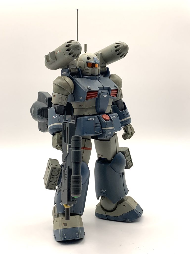 カラーリングはミディアムブルーとライトグレーの2色で塗り分け。肩はキャノン砲ではなくミサイルポッドにしました。