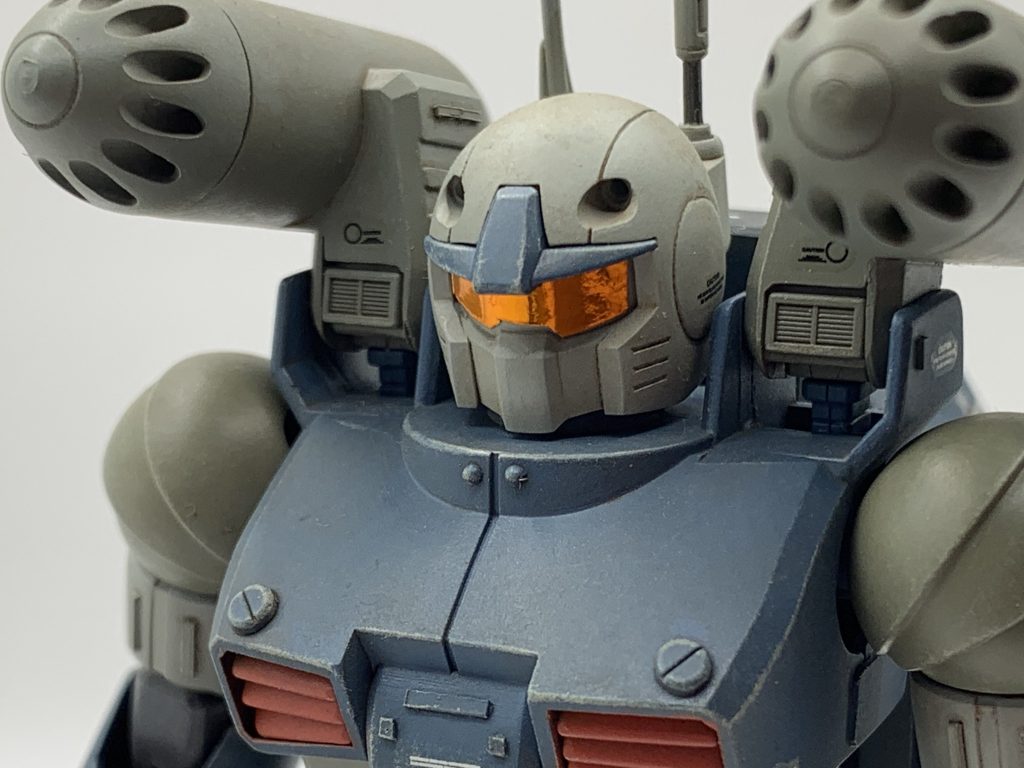 頭部カメラはシールにクリアオレンジを塗装して貼り付け。機体のエッジはドライブラシで仕上げました。