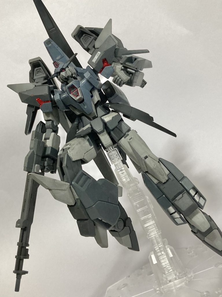 センサー、肩アーマーなどにはアクセントで赤色を入れてます。