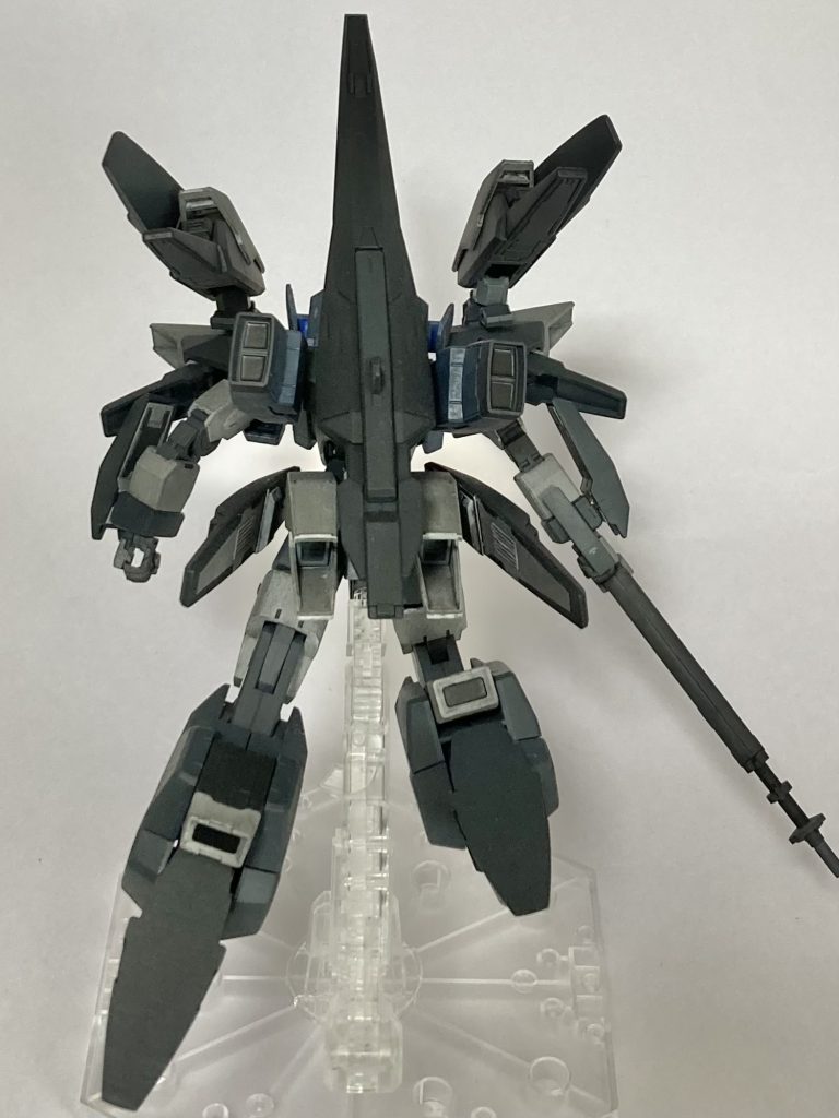 背部には「シグマシスロングキャノン」を取り付けていますが、武装としてではなく推進器としての解釈で配置してます。