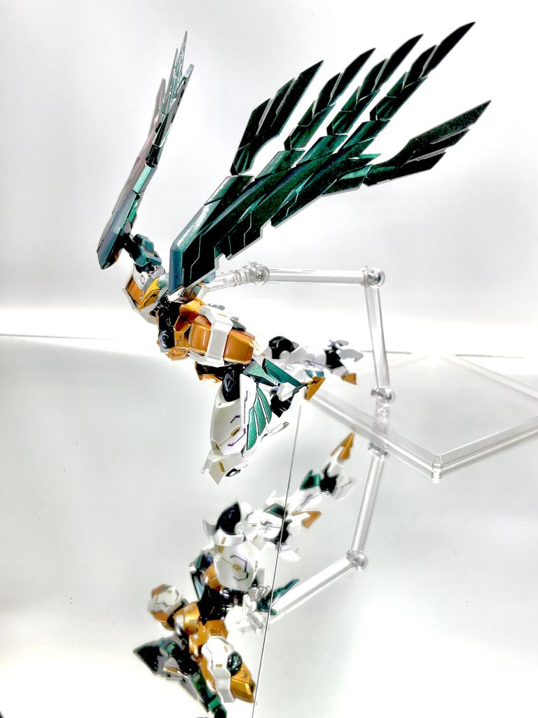 塗装はナノマシン群体ぽさを表現したく、表面が有機的に動くイメージ→偏光パール系で重ね塗りしました☺💦※足以外黒下地・翼…トルマリン緑+ターコイズ緑→ミラーネイル偏光緑・関節…プリズムブルー黒・足…ムーンストーンパール→アメジスト紫・胴体…スタブラ金→ミラーネイル偏光赤