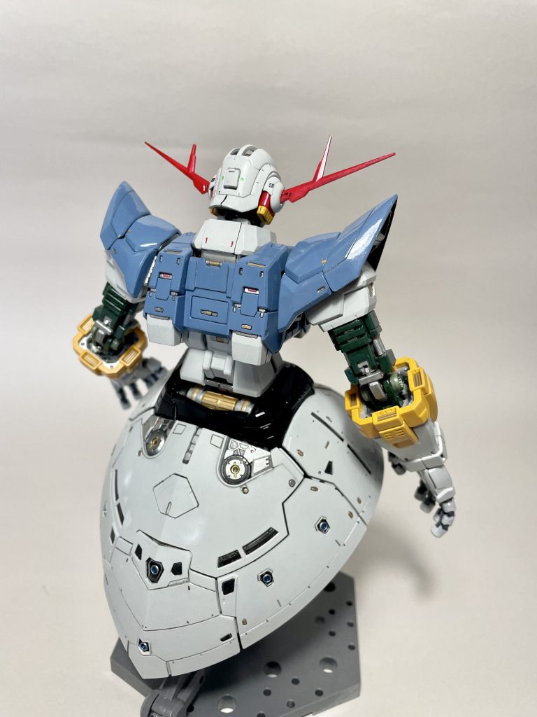 色数は減らしてます。グレーはシタデルのCORAX WHITE、青はアクリジョンのミディアムブルー、黄色はシタデルのAVERLAND SUNSET、緑は水性ホビーカラーの緑を使っています。