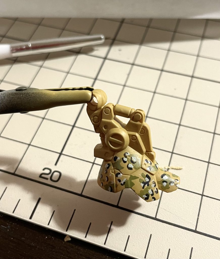 迷彩箇所を筆塗りでチマチマ塗りました。