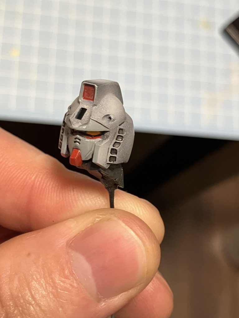 メインカメラ、ツインアイ、アゴは筆塗りです。かなり細かい作業でしたが楽しくやれました。