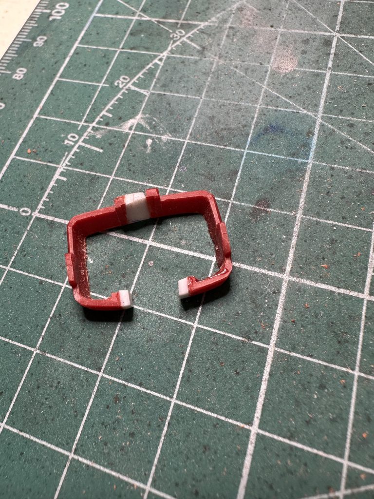 腰回りを広げて無理やり収納しました。