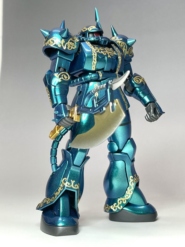 最初は、ただ単にリバイブ版ザクとはどんなものか、と思って手を出したのですが、普通のザクに仕上げるのもつまらないと思って、MSVの一つのドズルザクに挑戦してみました。ドズルザクは、式典用だとも聞いたことがあるので、形だけザクならばそれでいいと割り切りました。なのでモノアイはシールです。