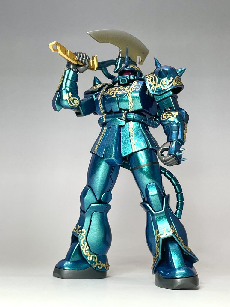 製作途中は色々なトラブルに見舞われました。横着して仮組状態のままボディ塗装をした後、黒くするパーツだけ後から塗り直す方法を採用しました。そのためにボディ色以外のパーツを外し、成形色に戻すために、シンナー風呂に入れました。しかし、間違えてラピッドシンナーで洗ってまい、両足のスリッパとか足首の付け根とか、いくつかのパーツが溶け出してベタベタになってしまいました。焦って救出し、ヤスリがけで誤魔化しはしたものの、右足の足首は可動部分が捻じ切れました。その為、右足はすねから上を単に乗せてあるだけで、本当に式典用のハリボテのザクになってしまいました。