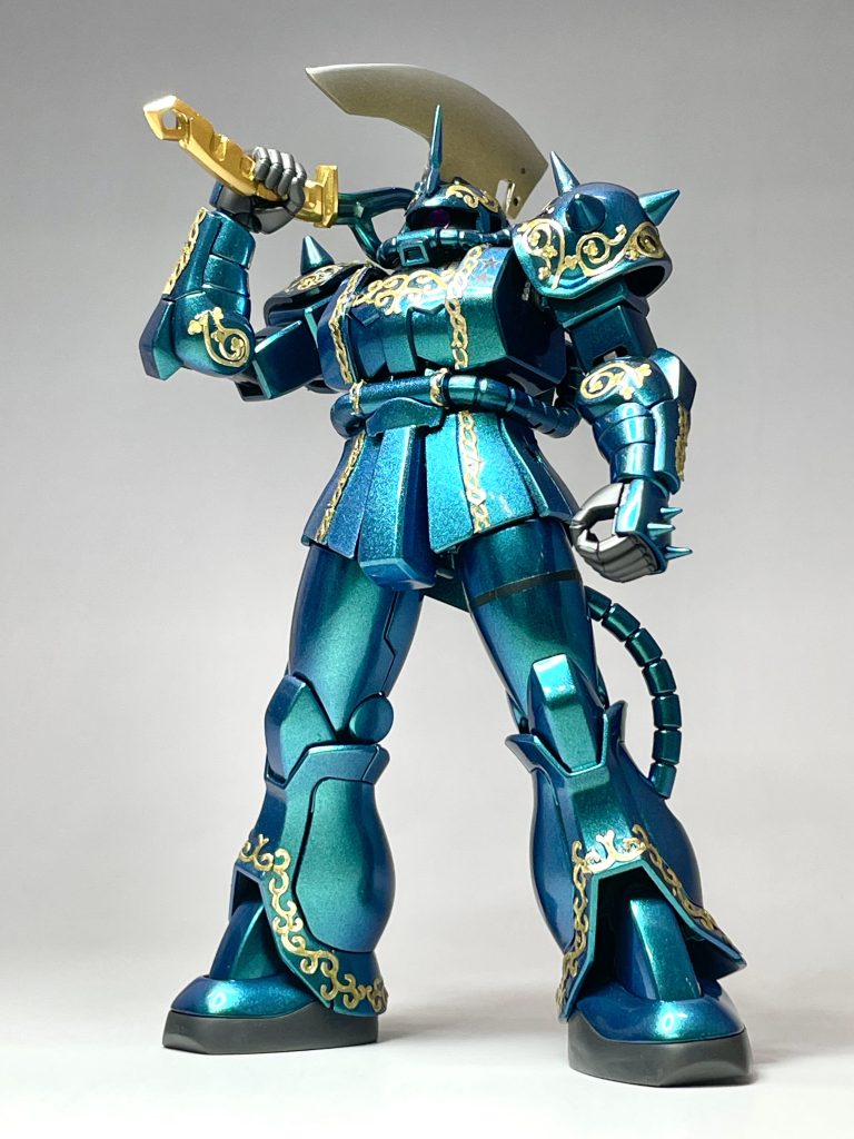 デカい斧を肩に担いでるのは、イカツいですね。黒い三連星のオルテガよりもガラが悪いです。