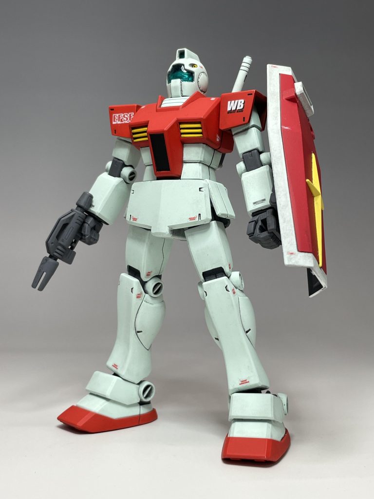 シールドはガンダムと同じなので、ボディとは違ってホワイトのカラーリングは、真っ白なんですよね。情報量が少ないキットなので、デカールはオリジンガンダムを参考にしました。汚し塗装は好きではないものの、やはり情報量を上げるために、練習も兼ねてやってみました。
